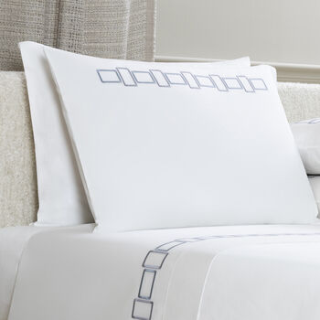 Bold Bicolor Embroidery Federa