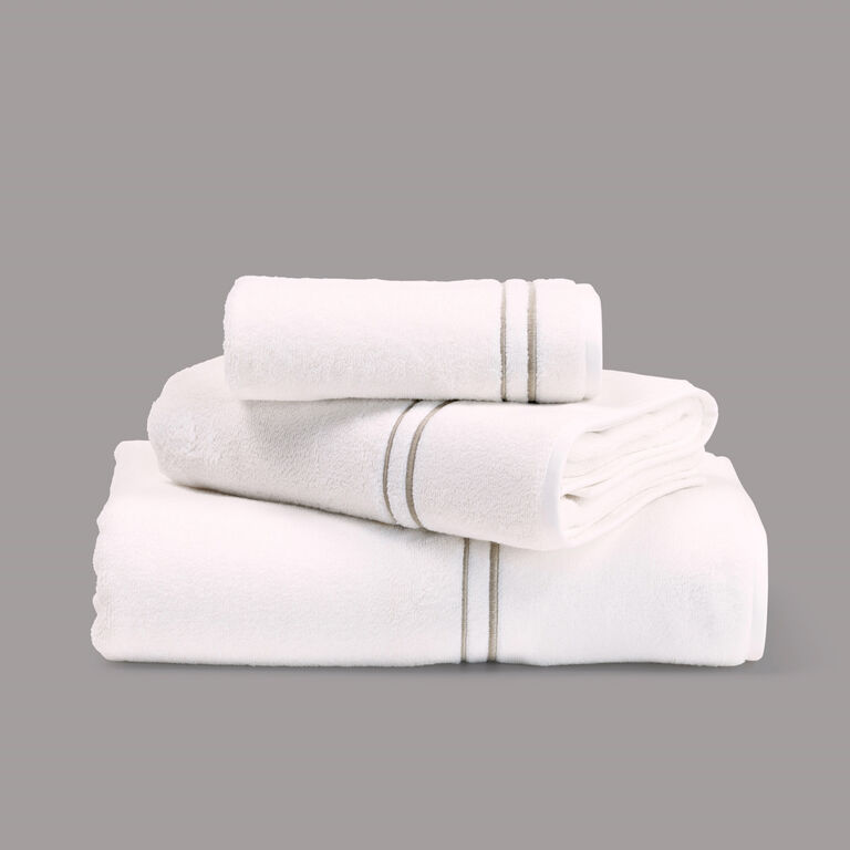 slide 3 Layering Embroidery Asciugamano