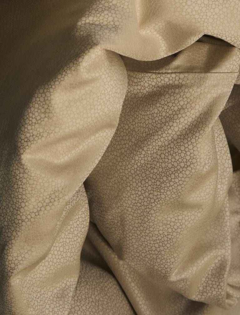Biancheria Frette in jacquard Forever, un tessuto Made in Italy realizzato con cotone o seta tinti in filo e caratterizzato da un intricato motivo shagreen e dalla finitura lucente