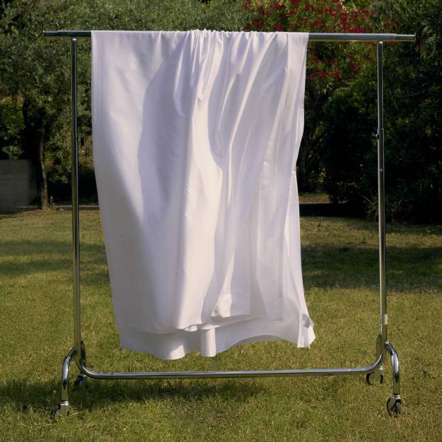 Biancheria Frette in raso Grace, un tessuto morbido e strutturato con un drappeggio elegante e lussuoso che garantisce il massimo tepore di notte