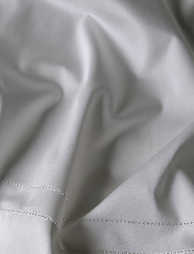Biancheria Frette in raso Signature, un tessuto Made in Italy con cotone a fibra extra-lunga e una finitura discreta e lucente